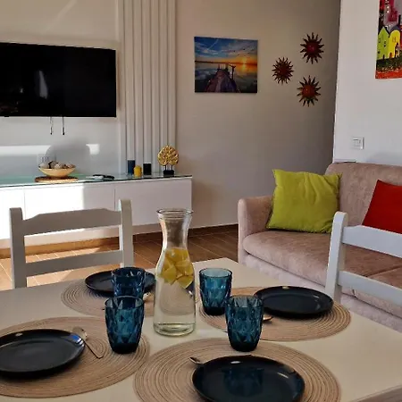 Golden Sea View 公寓 *